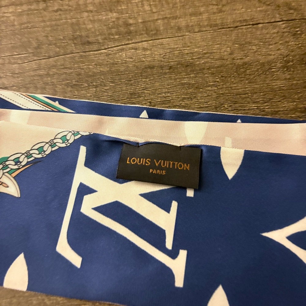 Louis Vuitton Blue and Cream Scarf - Picture 3 of 4